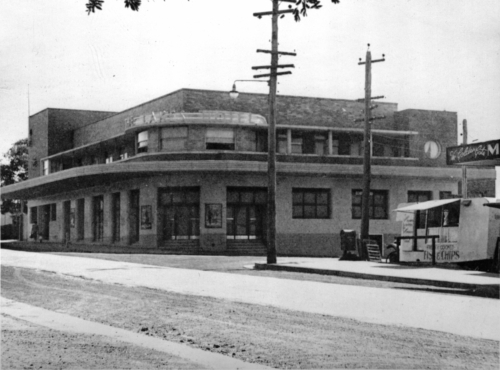 Lakes Hotel at The Entrance 1949j-min