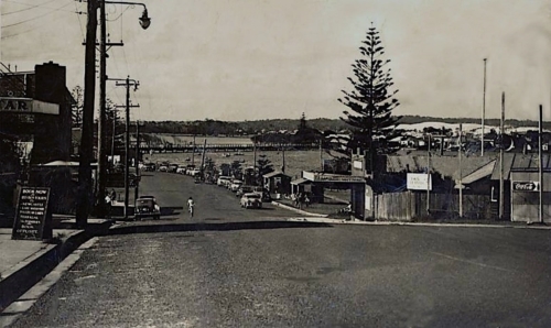 The Entrance Main Street looking to bridge late 1940s-min